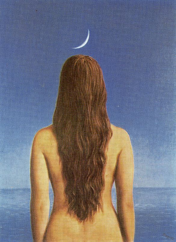 O vestido de noite, 1954   de René Magritte, a imagem mostra uma mulher de cabelos longos de costas nua, atrás um céu azul e mar, em cima da cabeça uma mini lua.