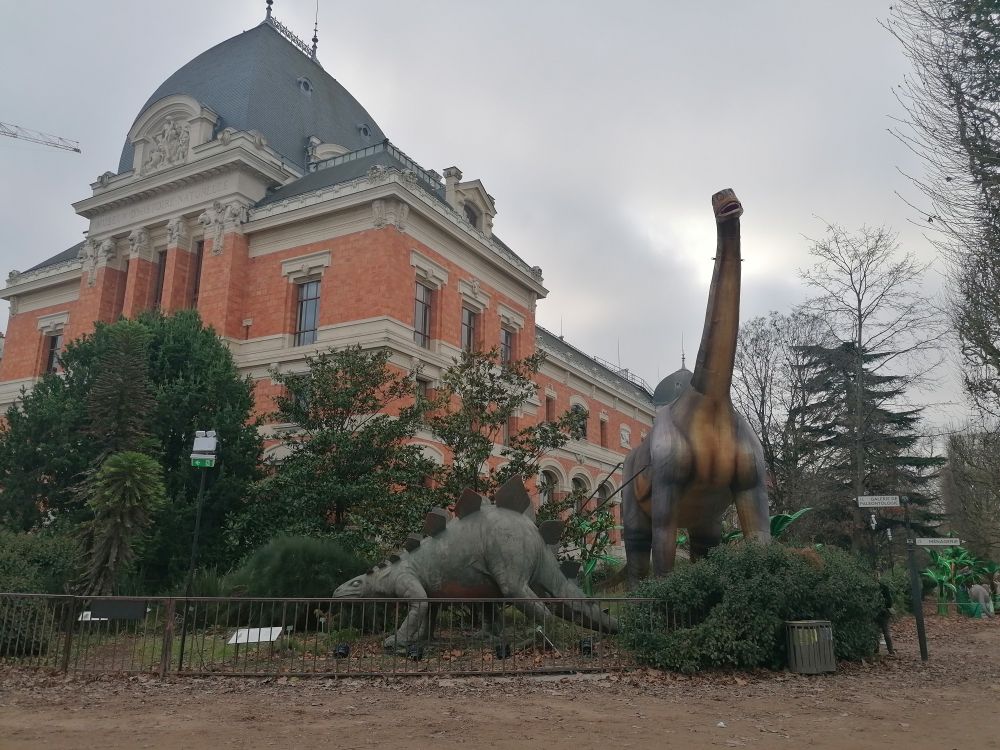Real sized dinosaurs in front of the Paleontology galery at the MNHN Paris 