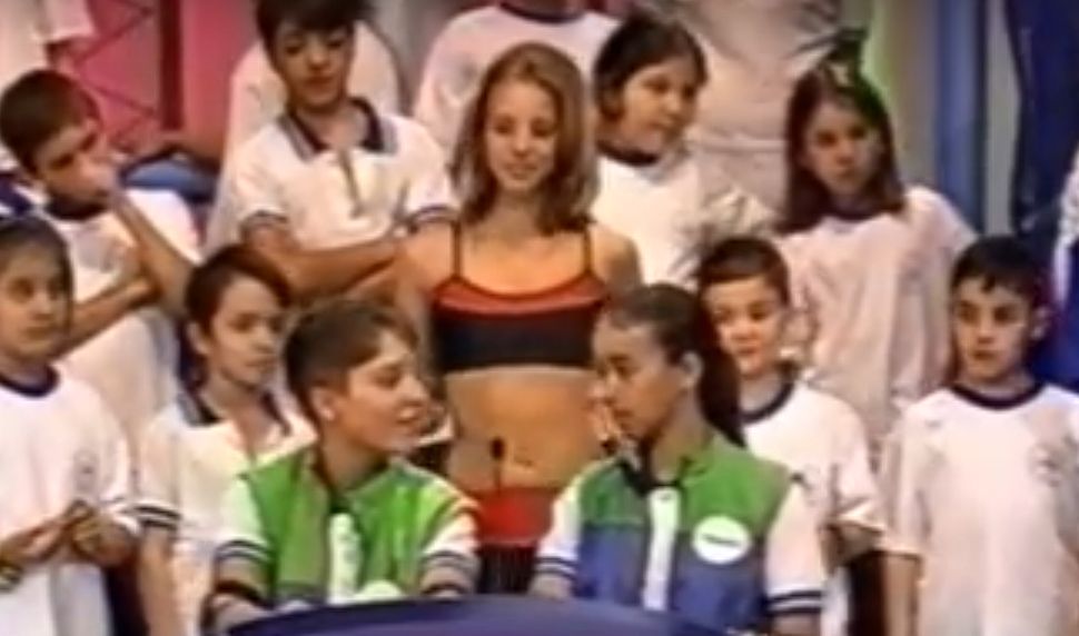 Print screen do vídeo onde Paola Oliveira aparece ao lado da dupla adversária 