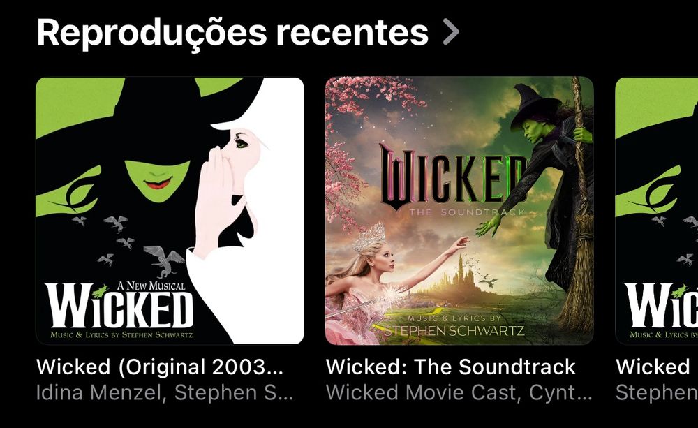 banner de reproduções recentes mostrando um álbum do musical original de wicked e um álbum do filme de wicked