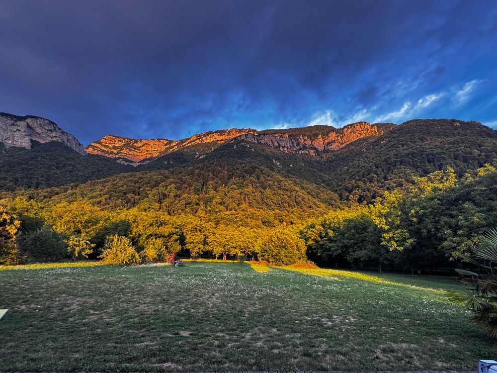 Le Vercors, un soir d’été, soleil couchant et couleurs folles 