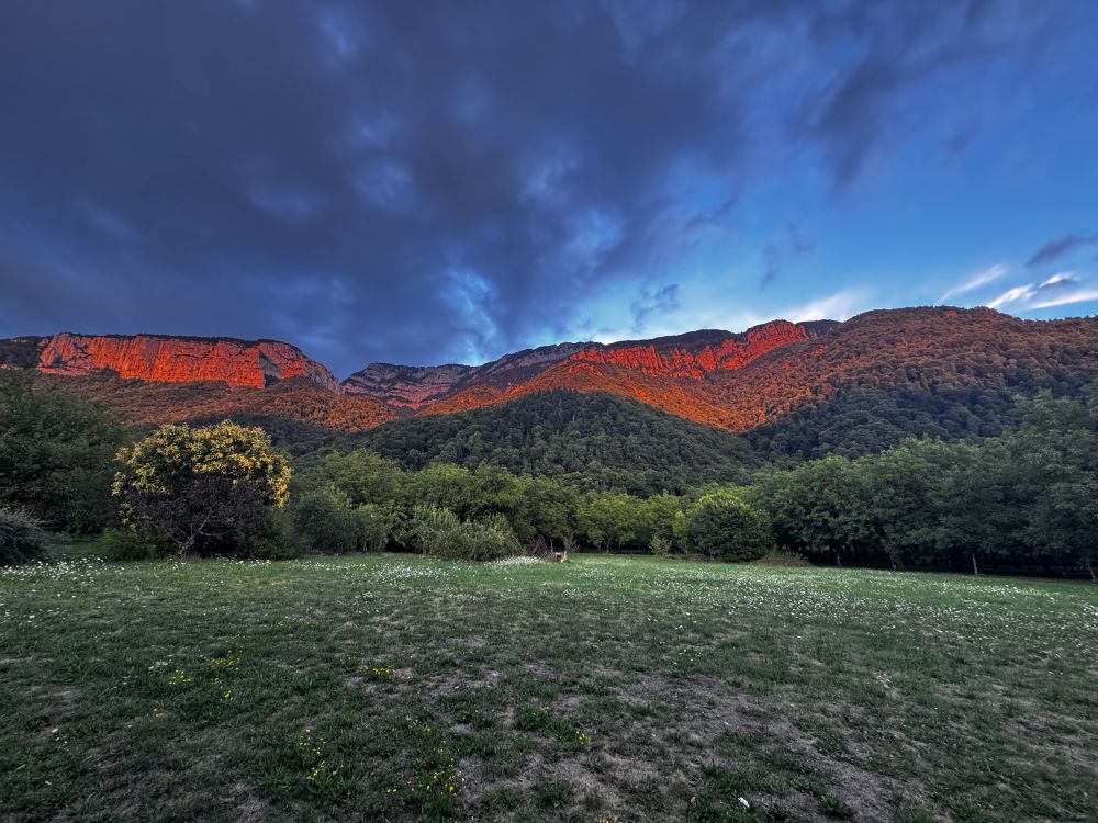Même décors mais montagne rougeoyante 