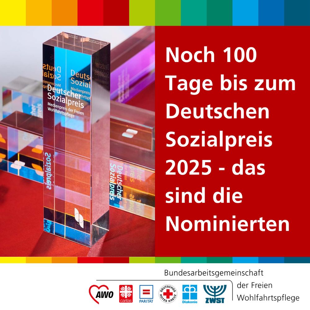 Grafik zum Deutschen Sozialpreis 2025. Links im Bild ist der transparente Preiswürfel mit der Aufschrift „Deutscher Sozialpreis – Medienpreis der Freien Wohlfahrtspflege“ vor rotem Hintergrund zu sehen. Rechts auf rotem Hintergrund steht in weißer Schrift: „Noch 100 Tage bis zum Deutschen Sozialpreis 2025 – das sind die Nominierten“. Am unteren Rand das Logo der Bundesarbeitsgemeinschaft der Freien Wohlfahrtspflege mit den Symbolen von AWO, Caritas, Paritätischem Gesamtverband, Deutschem Roten Kreuz, Diakonie und ZWST.