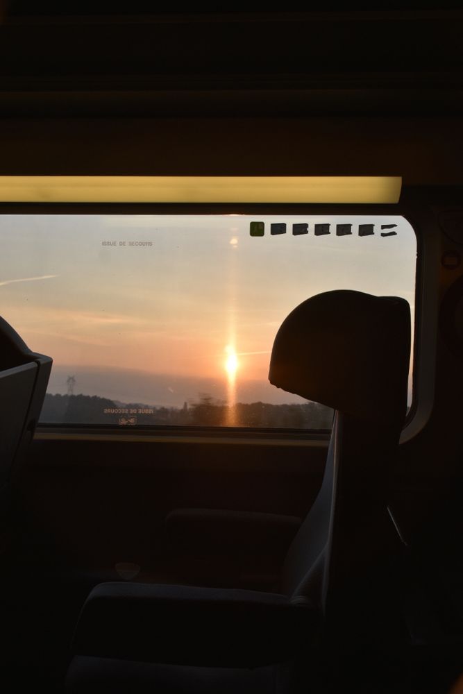 Zonsopkomst vanuit de trein