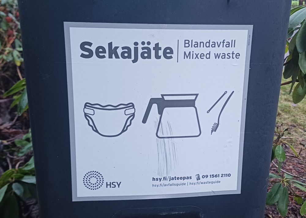 Sekajäteroska-astian lajittelutarra, jossa kuva mm. vauvan vaipasta.