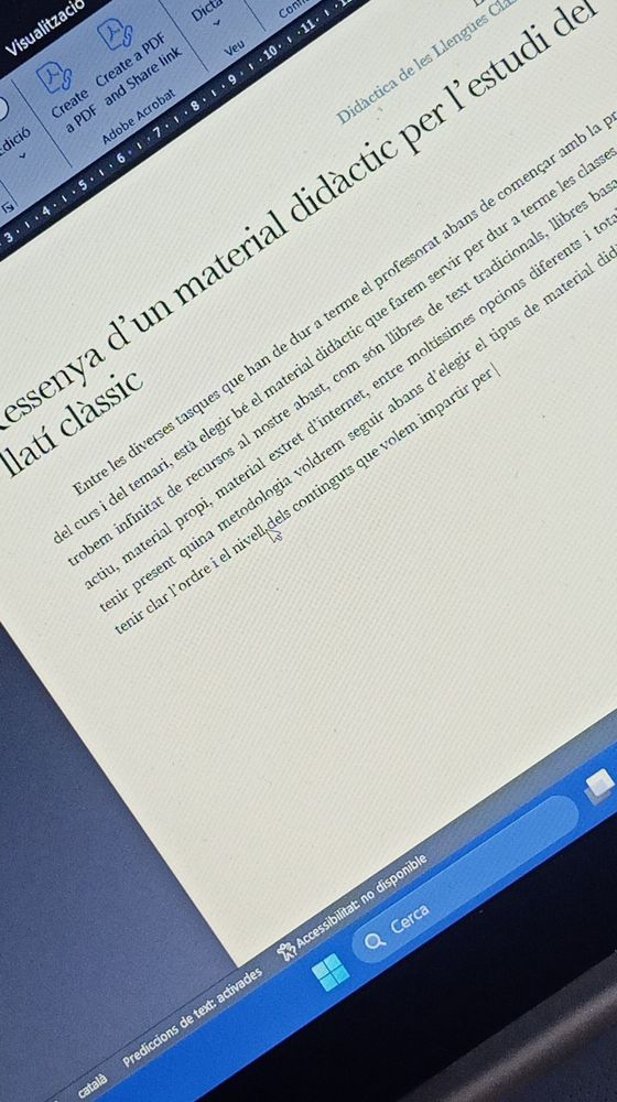 foto d'un treball escrit de la universitat, en que es llegeix el títol "ressenya d'un material didàctic per l'estudi del llatí clàssic"