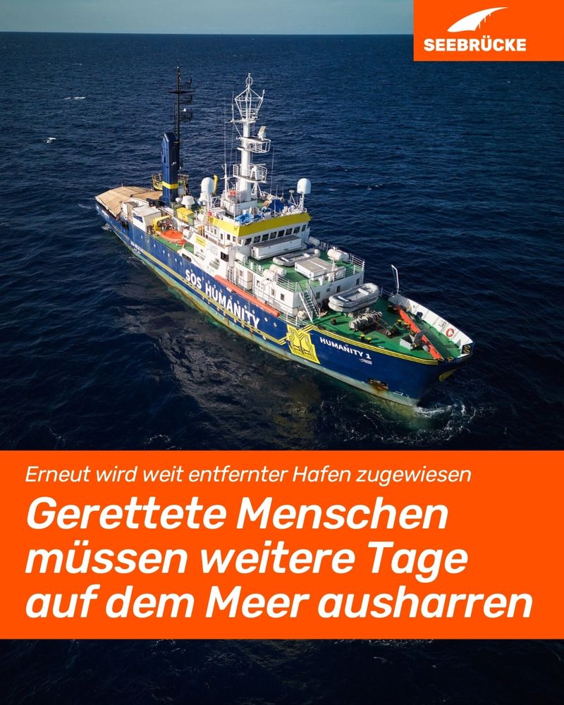 Foto der Humanity 1. In einem orangen Kasten steht "Erneut wird weit entfernter Hafen zugewiesen. Gerettete Menschen müssen weitere Tage auf dem Meer ausharren". In der rechten oberen Ecke ist das Seebrücke-Logo in weiß auf orange.