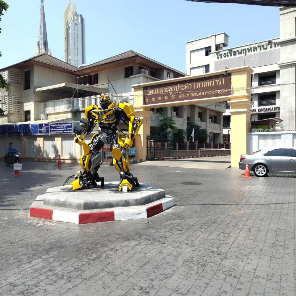 Seine Heiligkeit Sankt Bumblebee vor dem Kindergarten der Rosenkranz-Gemeinde in Bangkok.