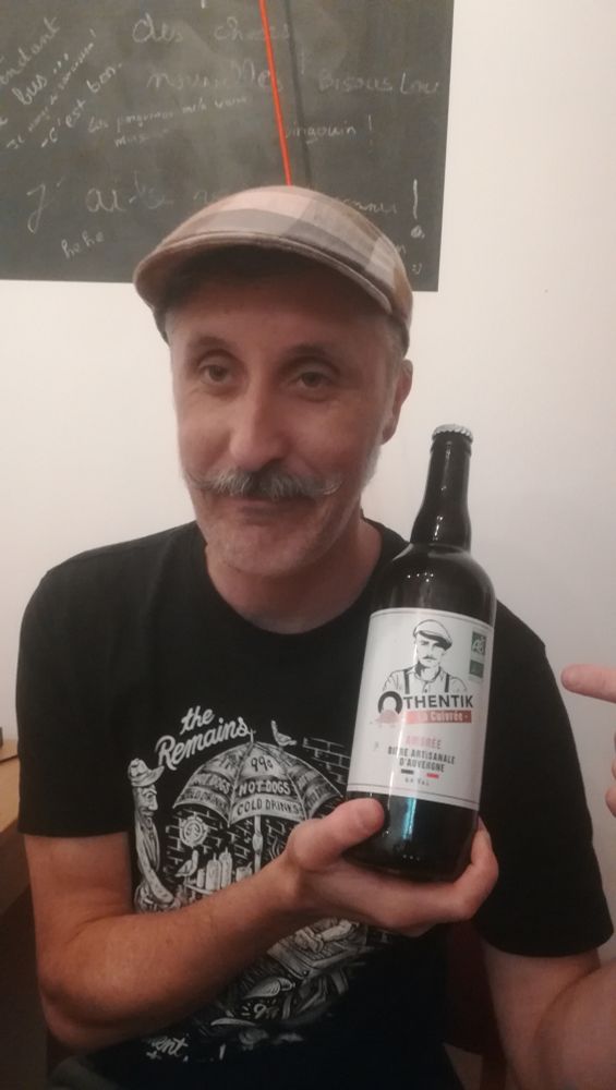 Moi, tenant une bière dont le personnage sur l'étoile porte une casquette et une moustache comme moi, comme de par hasard
