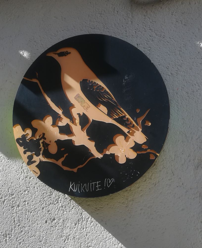Enseigne d'un restaurant à Clermont Ferrand. Un oiseau sur une branche. Il est écrit "Kuikuite ! 💙" 