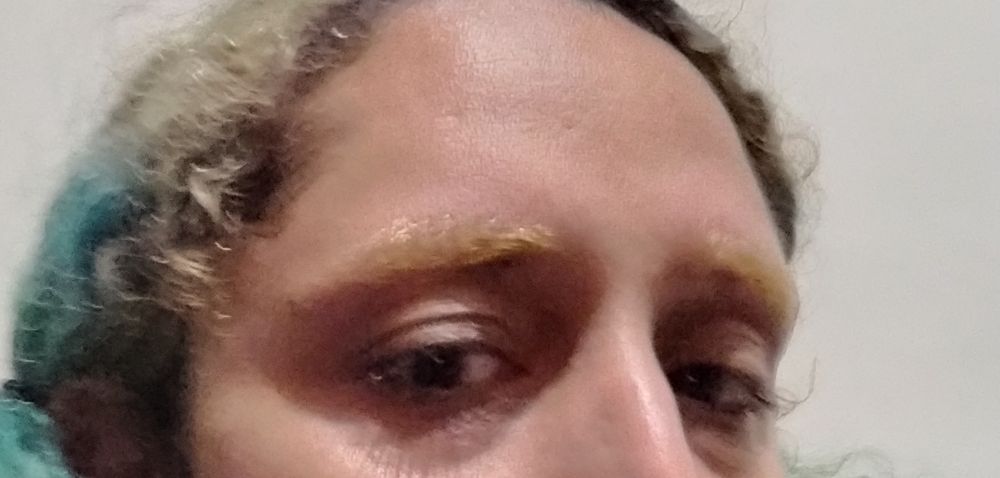 Eu olhando pra câmera, com ênfase na sobrancelha descolorida
