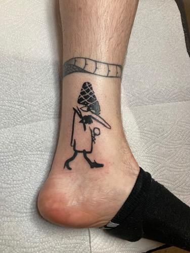 Frisches fertiges Tattoo vom Karstadtdetektiv auf dem linken Bein, Knöchelhöhe
