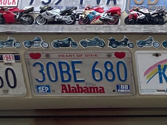 Heart of Dixieと書かれたカーナンバーの写真