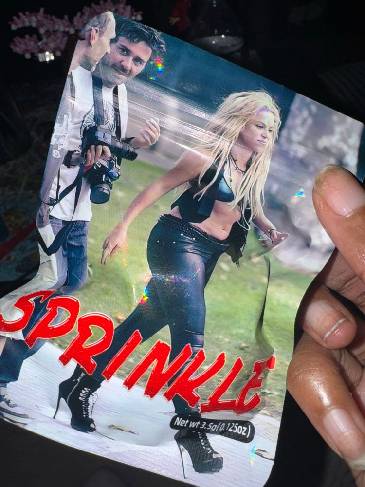 Celebrity Shakira displayed on a 3.5 loud pack