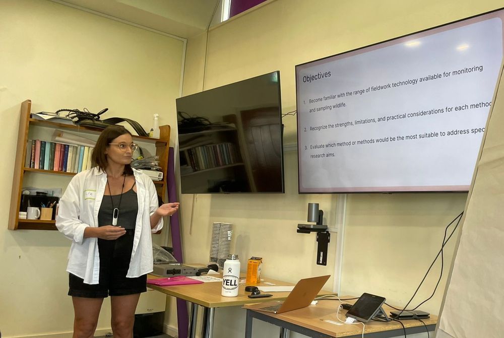 A photo of Liz talking about advanced field methods 
