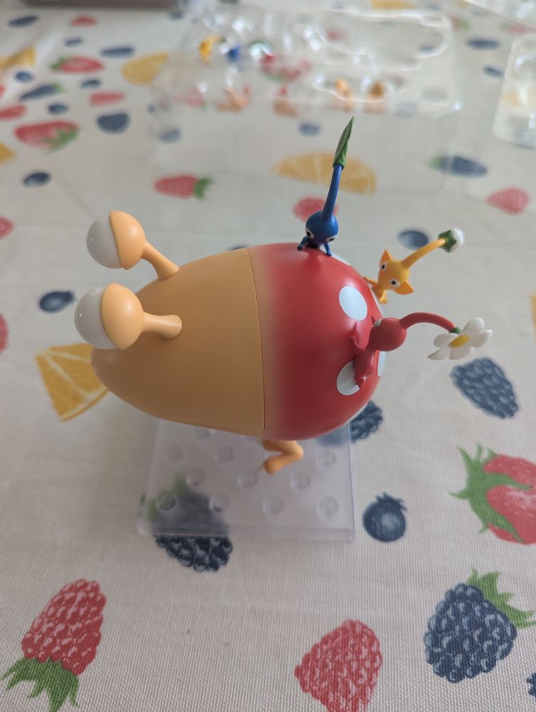 Nendoroid Bulborb with 3 Pikmin magnetically attached.