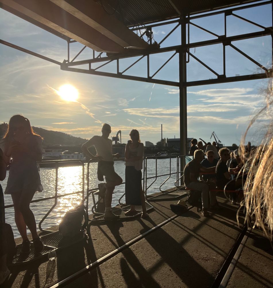 Blick auf den Neckar mit untergehender Sonne. 