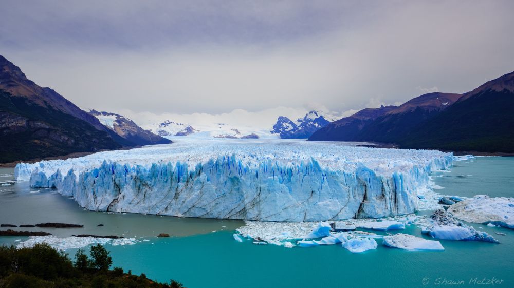 𝙿𝚎𝚛𝚒𝚝𝚘 𝙼𝚘𝚛𝚎𝚗𝚘 𝙶𝚕𝚊𝚌𝚒𝚎𝚛 𝚎𝚡𝚝𝚎𝚗𝚍𝚜 𝟹𝟷𝟾 𝚏𝚎𝚎𝚝 𝚋𝚎𝚕𝚘𝚠 𝚝𝚑𝚎 𝚜𝚞𝚛𝚏𝚊𝚌𝚎 𝚘𝚏 𝙻𝚊𝚐𝚘 𝙰𝚛𝚐𝚎𝚗𝚝𝚒𝚗𝚘 𝚊𝚗𝚍 𝟸𝟺0 𝚊𝚋𝚘𝚟𝚎. 𝙸𝚝 𝚒𝚜 𝟷𝟿 𝚖𝚒𝚕𝚎𝚜 𝚕𝚘𝚗𝚐 𝚊𝚗𝚍 𝟹 𝚖𝚒𝚕𝚎𝚜 𝚠𝚒𝚍𝚎, 𝚋𝚎𝚒𝚗𝚐 𝚏𝚎𝚍 𝚋𝚢 𝚝𝚑𝚎 𝚂𝚘𝚞𝚝𝚑𝚎𝚛𝚗 𝙿𝚊𝚝𝚊𝚐𝚘𝚗𝚒𝚊𝚗 𝙸𝚌𝚎 𝙵𝚒𝚎𝚕𝚍, 𝚝𝚑𝚎 𝟹𝚛𝚍 𝚕𝚊𝚛𝚐𝚎𝚜𝚝 𝚏𝚛𝚎𝚜𝚑𝚠𝚊𝚝𝚎𝚛 𝚛𝚎𝚜𝚎𝚛𝚟𝚎 𝚒𝚗 𝚝𝚑𝚎 𝚠𝚘𝚛𝚕𝚍 𝚊𝚏𝚝𝚎𝚛 𝙰𝚗𝚝𝚊𝚛𝚌𝚝𝚒𝚌𝚊 𝚊𝚗𝚍 𝙶𝚛𝚎𝚎𝚗𝚕𝚊𝚗𝚍. 𝙸 𝚍𝚛𝚊𝚗𝚔 𝚖𝚎𝚕𝚝𝚎𝚍 𝚐𝚕𝚊𝚌𝚒𝚎𝚛 𝚠𝚊𝚝𝚎𝚛 𝚏𝚛𝚘𝚖 𝚊 𝚜𝚑𝚊𝚕𝚕𝚘𝚠 𝚌𝚛𝚎𝚟𝚊𝚜𝚜𝚎 𝚊𝚗𝚍 𝚒𝚝 𝚠𝚊𝚜 𝚍𝚎𝚕𝚒𝚌𝚒𝚘𝚞𝚜…