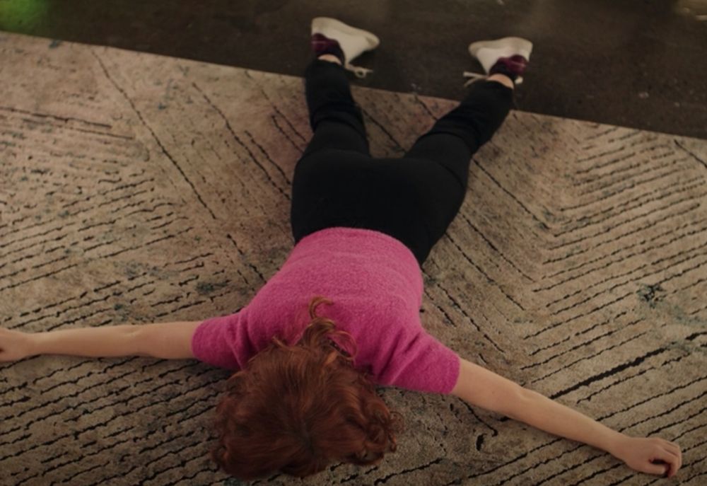 chica tumbada boca abajo en el suelo / girl laying face down on the floor