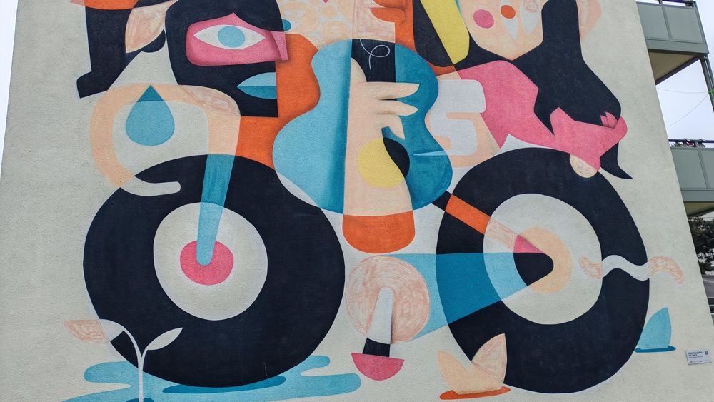 Ausschnitt aus einem wandgroßen Graffiti, das abstrahierende Realität im Stil von Picasso zeigt. Zu erkennen ist im Ausschnitt ein Fahrrad.