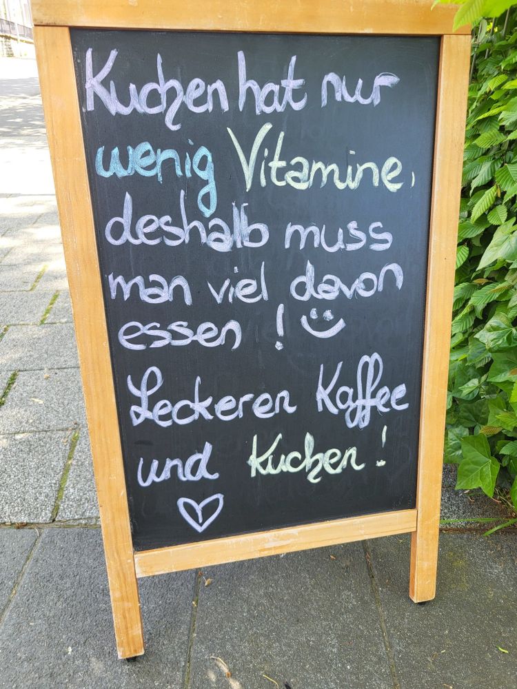 Ein Schild auf dem Steht:
Kuchen hat nur wenig Vitamine, deshalb muss man viel davon essen!
Leckeren Kaffee und Kuchen