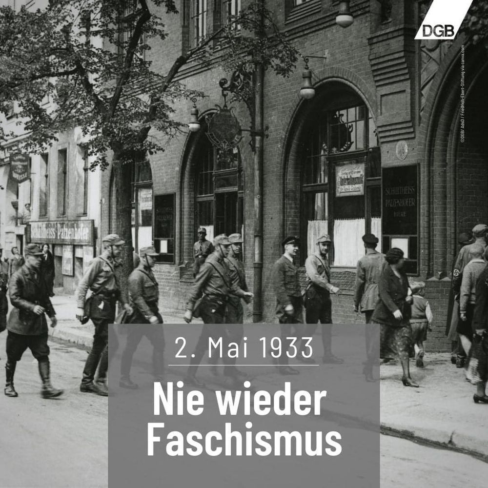 Das Bild zeigt eine Gruppe SA-Männer, die energischen Schrittes auf ein Gebäude zu gehen. Das Gebäude ist ein Gewerkschaftshaus. Auf einer kleinen Kachel steht "2. Mai 1933. Nie wieder Faschismus". In der rechten oberen Ecke befindet sich ein DGB-Logo.