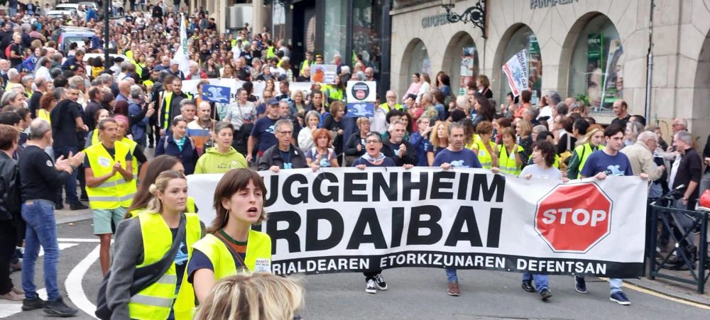 Miles de personas participan en la protesta contra el Guggenheim Urdaibai en Gernika