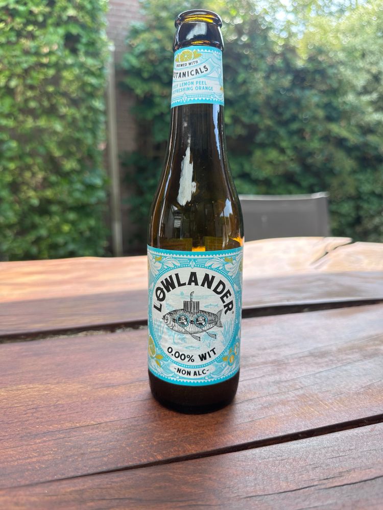Bierfles op houten tafel buiten. Løwlander 0 alcohol