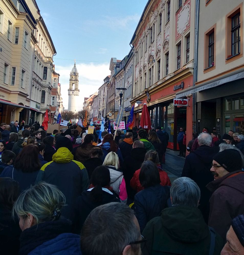 Bautzen die Kundgebung zieht vom Hauptmarkt zum Kornmarkt durch die Reichenstraße. In der Bildmitte der Reichenturm. Die Reichstraße ist komplett mit Demonstrationsteilnehmern gefüllt.