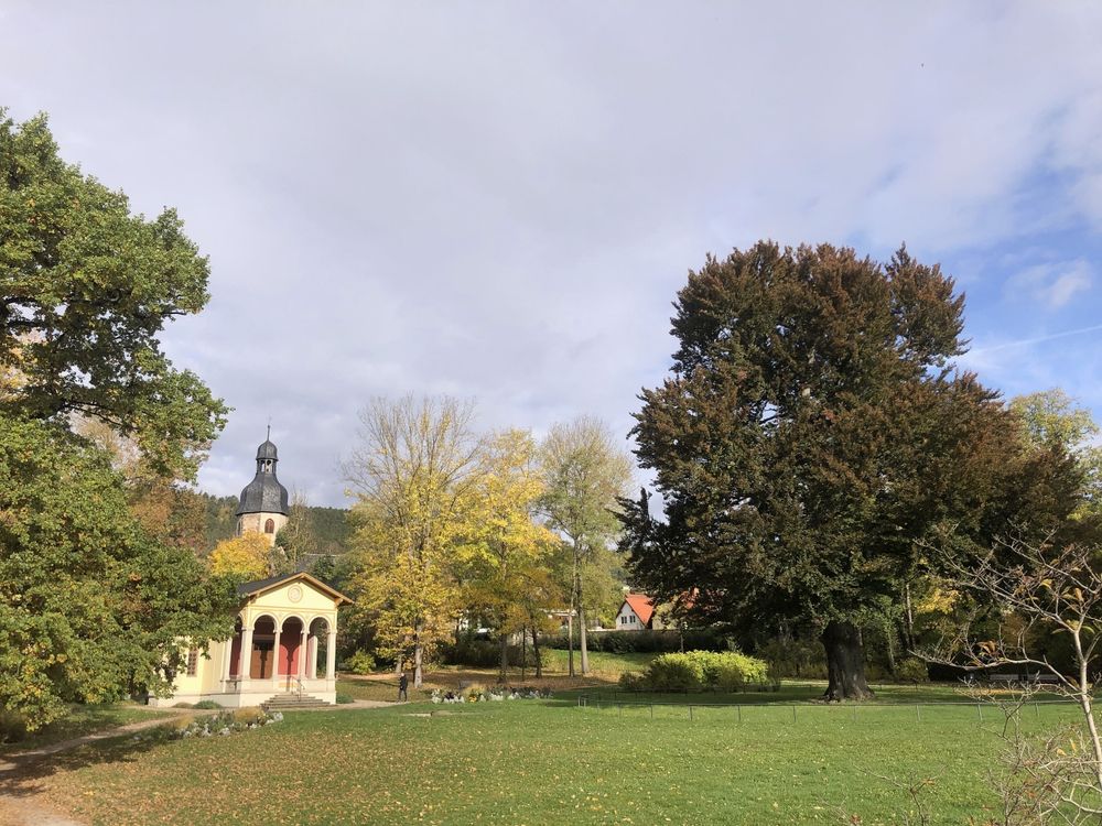 Drackendorfer Park im Oktober: Teehaus mit Beeten und Brunnenbecken  im Pleasurgrounds der Parkanlage (dahinter die Kirche) vorn rechts die Blutbuche (Fagus sylvatica ‚Purpurea‘, Pflanzjahr vor 1850), links eine der beiden Stieleichen