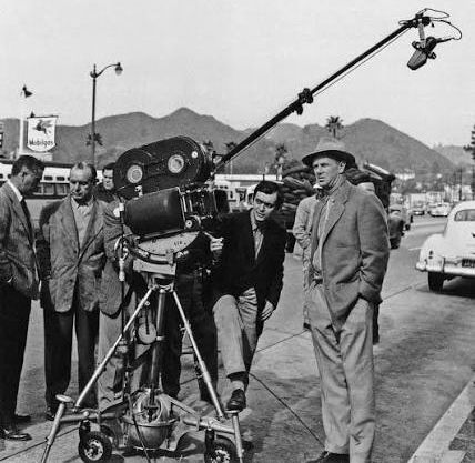 Stanley Kubrick directing Sterling
Hayden in 𝙏𝙝𝙚 𝙆𝙞𝙡𝙡𝙞𝙣𝙜 (1956) 