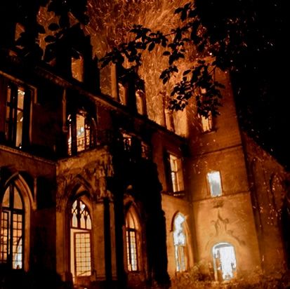 Fachada de uma mansão antiga iluminada por faíscas, evocando um clima dramático e intenso.