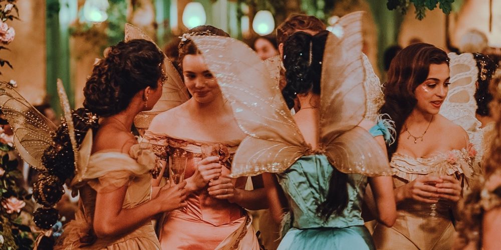 Meninas em roupas de epoca com vestidos longos e asas interagindo numa festa em tons pastéis de azul, rosa e laranja