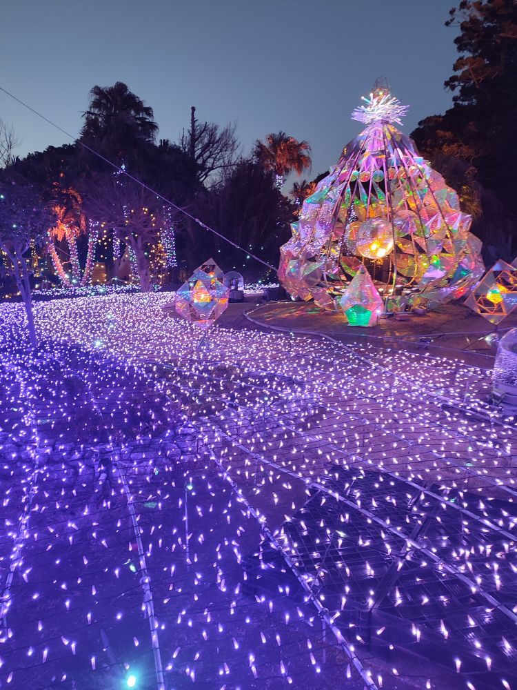 Parterre illuminé avec une sculpture sur le côté du "Sea Candle" sur l'île d'Enoshima 