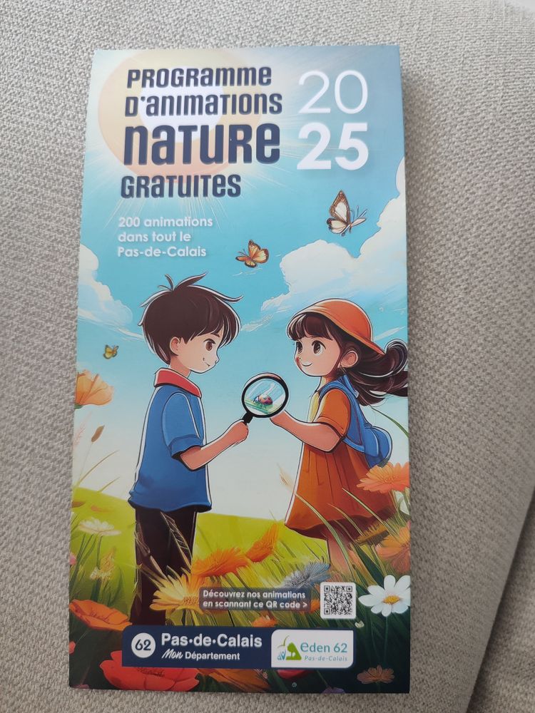 Photo d'un flyer qui propose le programme d'animations nature gratuites 2025 dans le pas de calais. On y voit une illustration avec deux enfants. L'un tiens une loupe qui est devant la main de la fille et pourtant on y voit une coccinelle devant et les mains sont approximatives. Même l'angle de la loupe est bizarre 