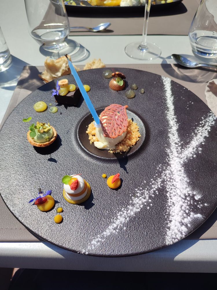 Assiette gourmande. Il y avait une petite pavlova citron, une tartelette pistache, un budget, un truc au whisky 😳 et une glace amande miel. Il y a aussi une bougie dessus :) du restaurant La gargote à y
Laxou 