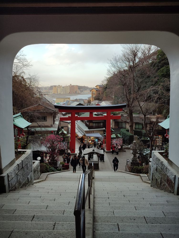 Vue du haut des escaliers du torii de l'entrée du temple sur l'île d'enoshima 