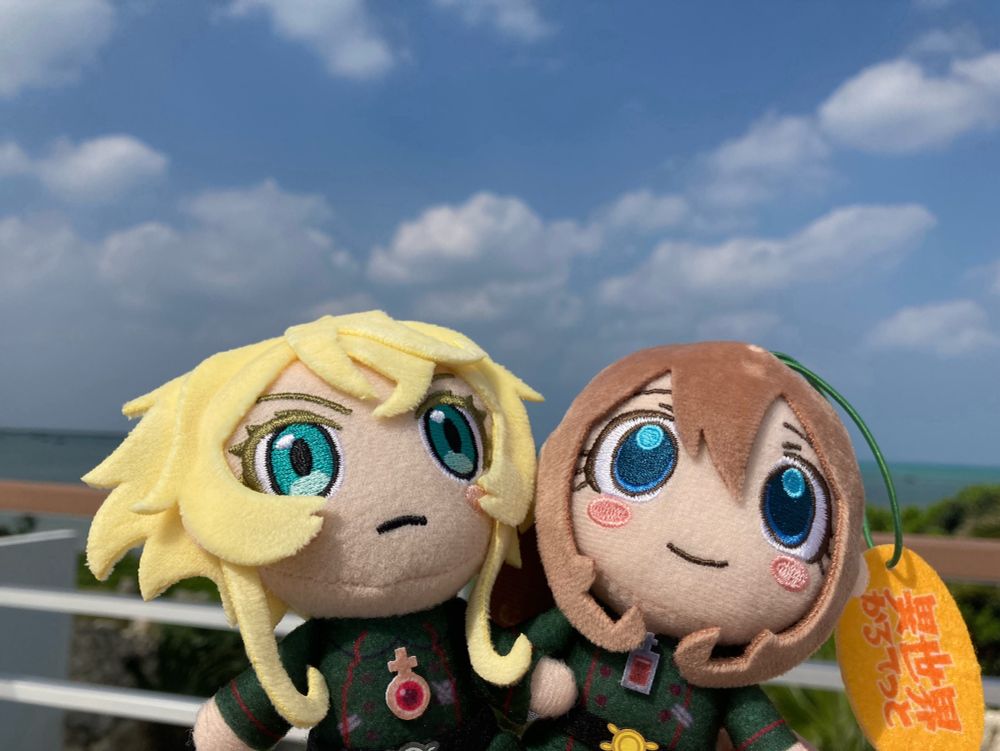 海と空をバックにぬいぐるみヴィーシャ(右側)とターニャ(左側)