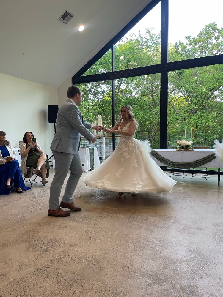 First dance of the groom and bride.
