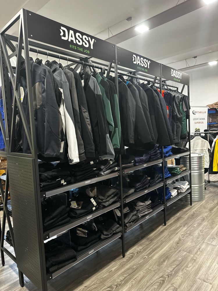 Unser neues Regal von Dassy ist bestückt. Für jeden die richtige Arbeitsbekleidung. #Berufsbekleidung #Solingen #Bergischesland #Arbeitshosen