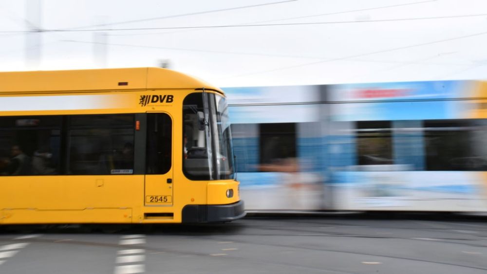 Kind und Straßenbahnfahrer in Dresden geschlagen – Polizei sucht Zeugen nach rassistischem Übergriff