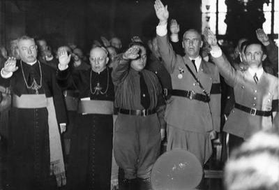 Pfaffen recken den Arm zum Hitlergruß