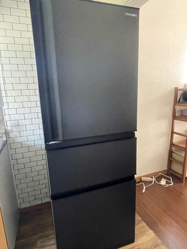 冷蔵庫。野菜室があることがこれほど有難いこととは…。子どもたちが独立してひとりになった時のことを考えて少し小さめサイズにしました。