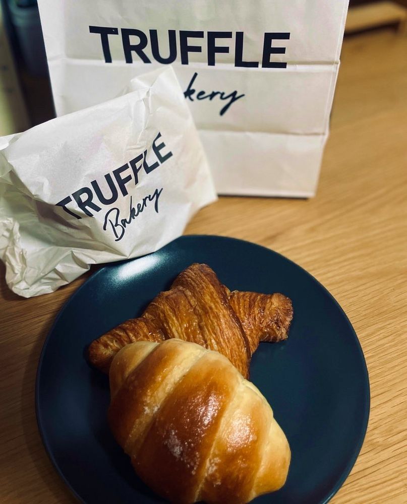 トリュフベーカリーのトリュフのパン（手前）とクロワッサン。持ち帰りの道中もパンの香りに癒されながら帰るくらいには良い香りでした。