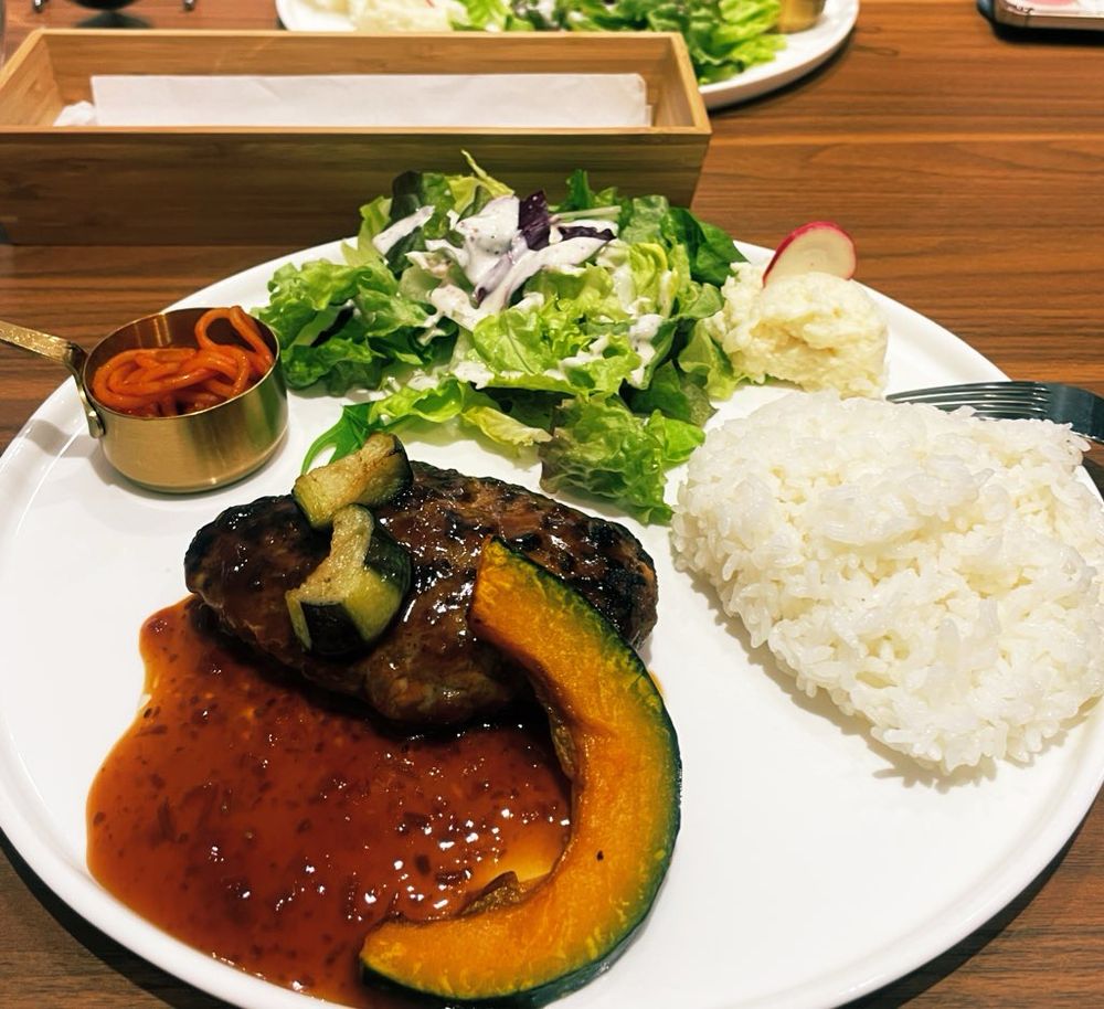 ハンバーグのワンプレートランチ。ソースは和風ソースにしました。