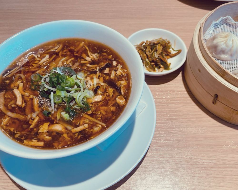 酸辣湯麺セットです。小籠包つき。