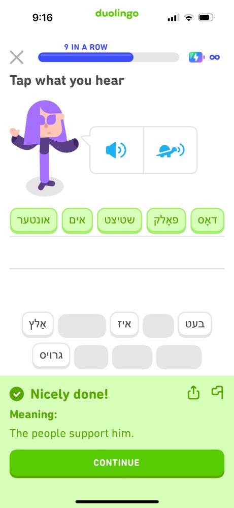 Duolingo Yiddish question with the answer “The people support him”