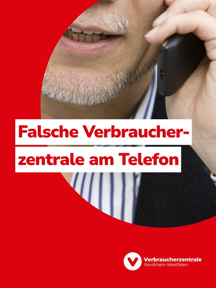 Nahaufnahme eines telefonierenden Mannes, der sich ein Handy ans Ohr hält. Text: "Falsche Verbraucherzentrale am Telefon" und das Logo der Verbraucherzentrale Nordrhein-Westfalen.