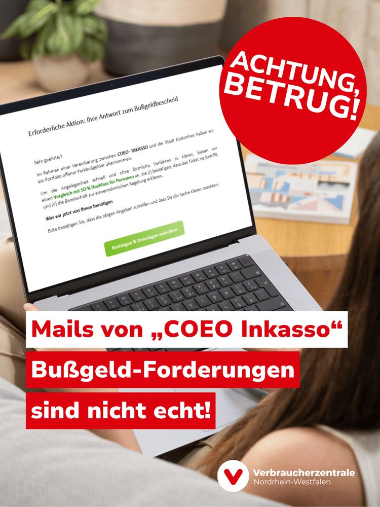 Blick auf einen aufgeklappten Laptop, der eine E-Mail zeigt mit der Überschrift: "Erforderliche Aktion: Ihre Antwort zum Bußgeldbescheid" Dazu Text: "Achtung, Betrug! Mails von „COEO Inkasso“ - Bußgeld-Forderungen sind nicht echt!" und das Logo der Verbraucherzentrale Nordrhein-Westfalen.