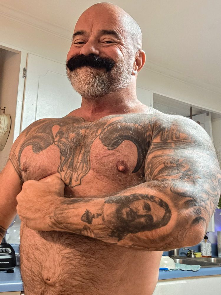 Beefy bear realness activated!
Meh. 
Just happened to catch a good angle 😜